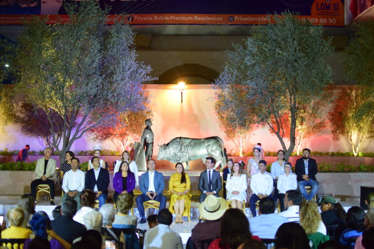 Gobernadora de Aguascalientes devela escultura de Arturo Macías “El Cejas” en reconocimiento a su legado