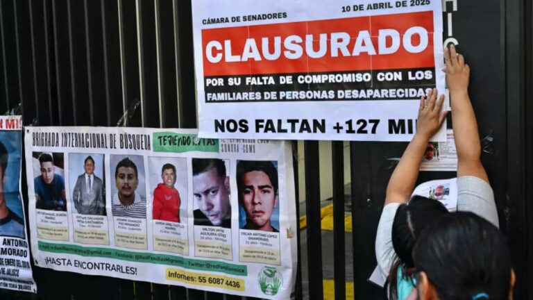 Familiares de personas desaparecidas ‘clausuran’ Senado ante moción contra CED-ONU