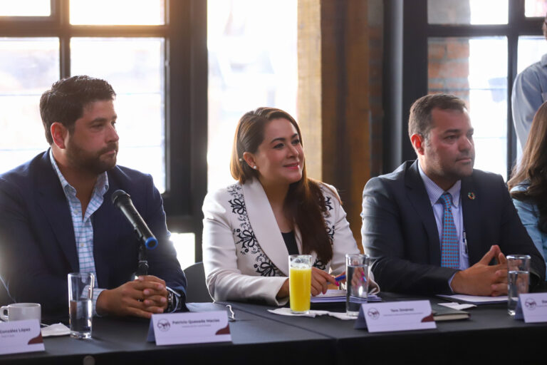 Teresa Jiménez refrenda su compromiso con la industria vitivinícola