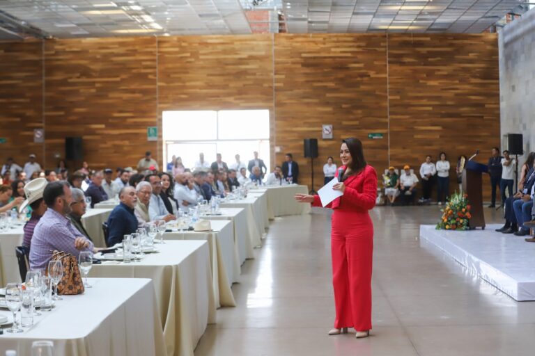 Gobernadora de Aguascalientes se reúne con agroproductores; buscan impulsar sus productos a nivel internacional