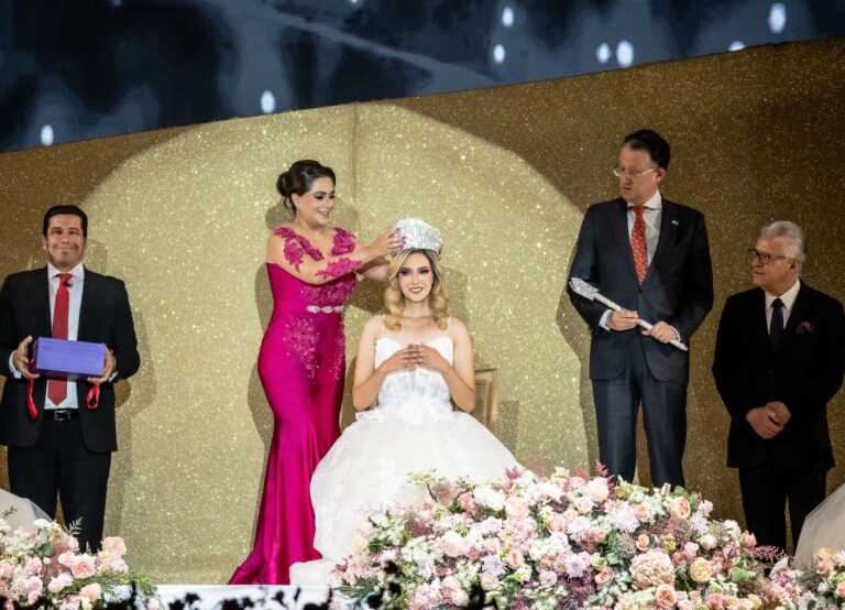 Encabeza La Gobernadora de Aguascalientes tere jiménez la coronación de daniela i, reina de la feria nacional de san marcos 2025