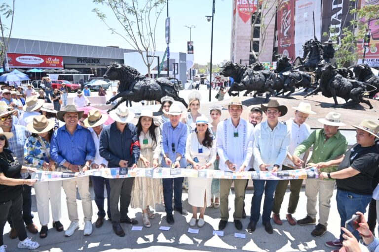 Teresa Jiménez realiza el tradicional recorrido inaugural en la FNSM 