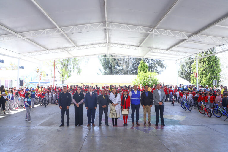 Gobierno del Estado entrega más de 20 mil computadoras nuevas a primarias