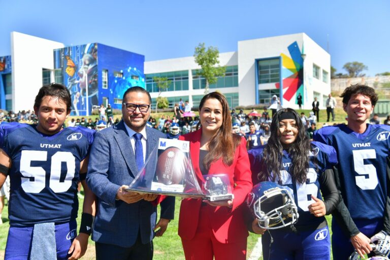 La gobernadora de Aguascalientes Teresa Jiménez preside ceremonia de graduación en la UTMA