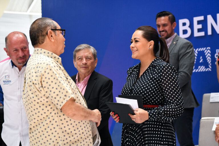 La gobernadora de Aguascalientes Teresa Jiménez entrega apoyos a quienes más lo necesitan