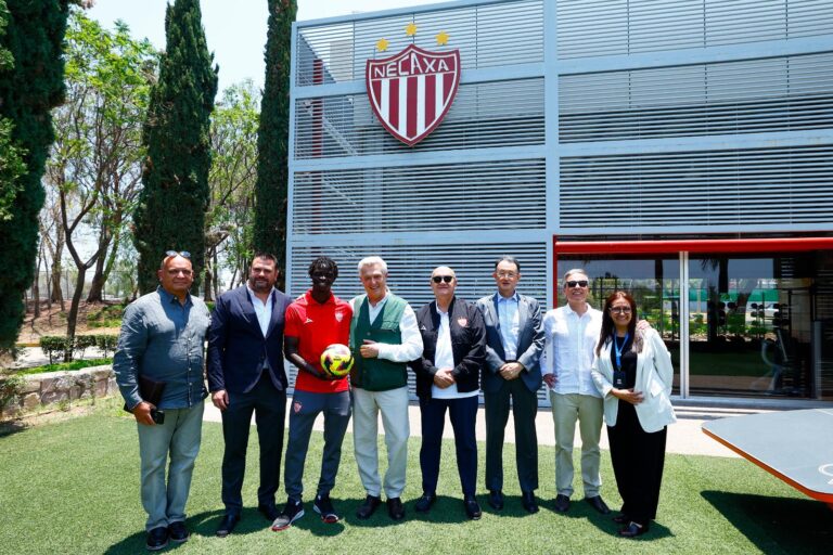 Filippo Grandi visita a Club Necaxa y conoce a Ibrahime Sylla