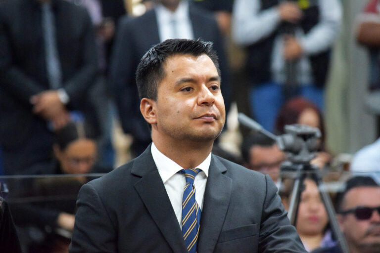 Luis León atiende peticiones de las familias del distrito 15