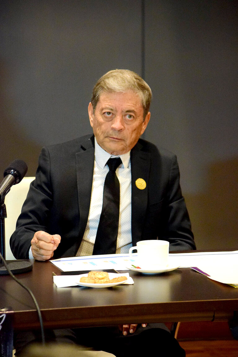 Preferencia por especialidades médicas mejor pagadas deja vacíos en áreas críticas