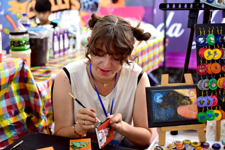 Arte en miniatura con conciencia: Lorena transforma basura en piezas únicas pintadas a mano