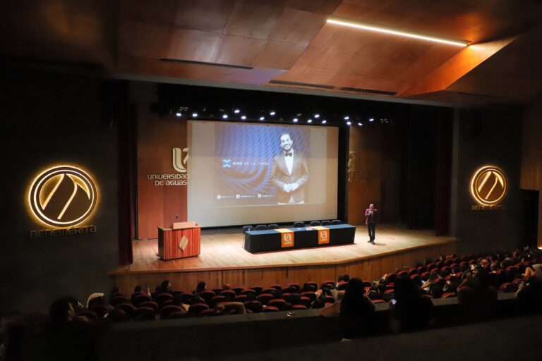 UAA impulsa diálogo para repensar la comunicación