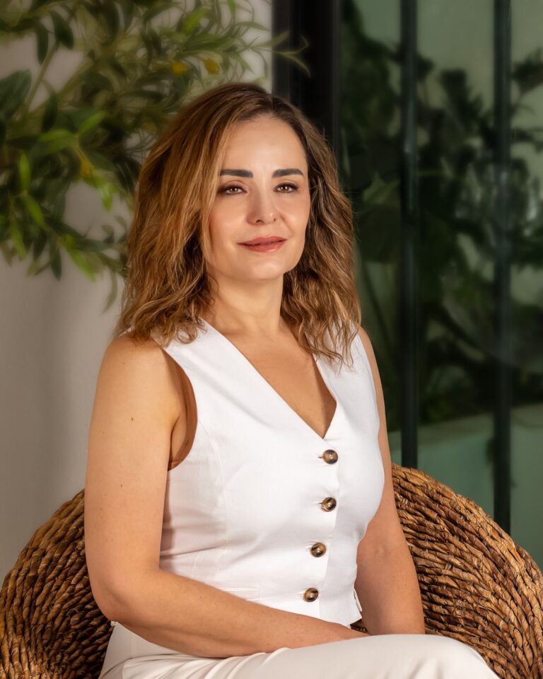 Reinvención profesional: el camino de Lupita Martínez como acompañante moderna