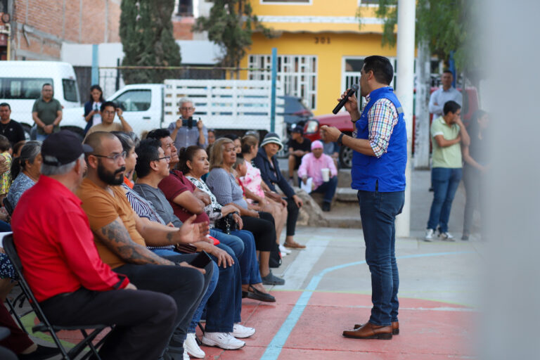 Visita alcalde de Aguascalientes a vecinos del fraccionamiento Soberana Convención Revolucionaria