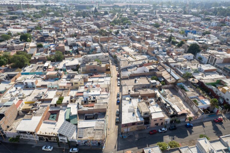 Inicia colocación de sobrecarpeta asfáltica en la calle Francisco Primo Verdad