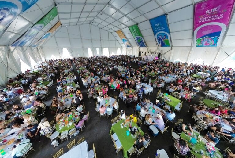 Reconoce César Medina importante labor de los maestros y maestras en su día