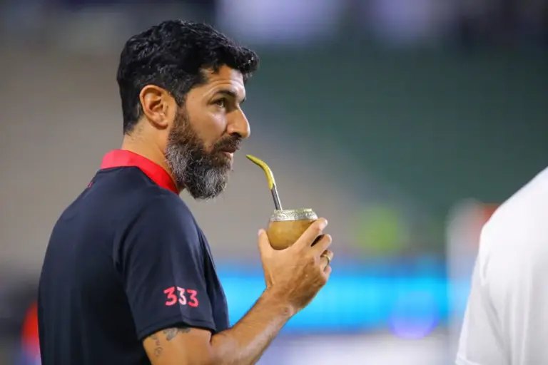 “Loco” Abreu, nuevo DT de los Xolos de Tijuana