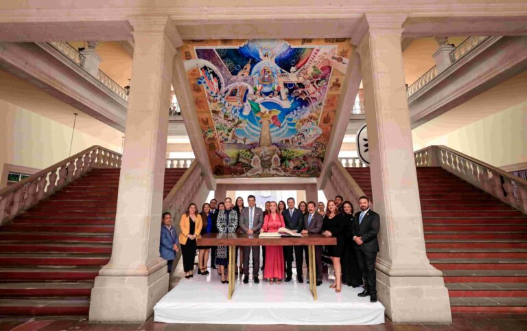 Visitantes Distinguidos firmaron el Libro de la Ciudad de Aguascalientes