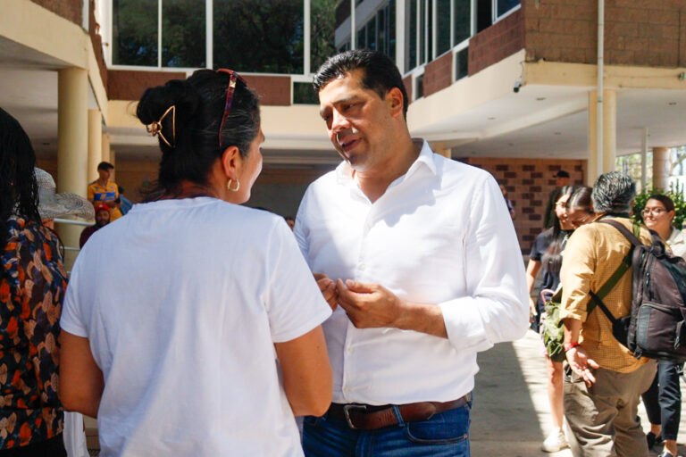 Alcalde visita a vecinos de Calvillito