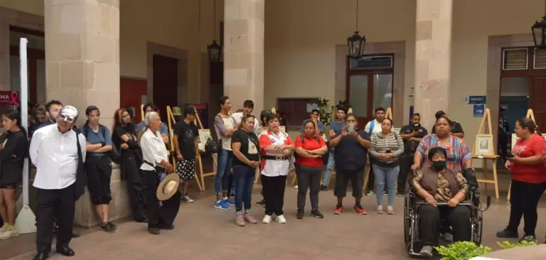 Comerciantes se manifiestan por presunto abuso de personal de Reglamentos contra mujer embarazada en la Feria