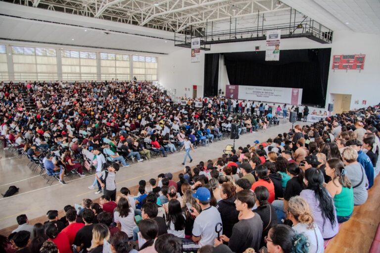 Concluye operativo de entrega de 17 mil 400 tarjetas bancarias a becarios de educación media superior