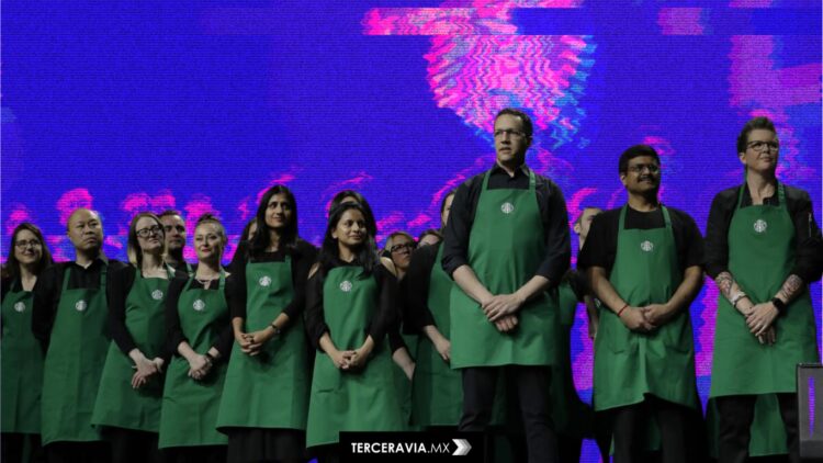 Más de 1,000 empleados de Starbucks se van a huelga por código de vestimenta impuesto