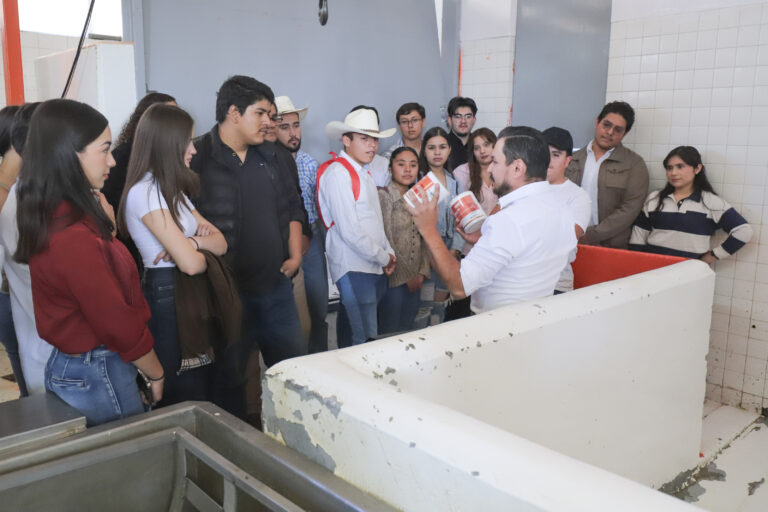 Estudiantes de la UAA se preparan en bioseguridad para garantizar alimentos más seguros