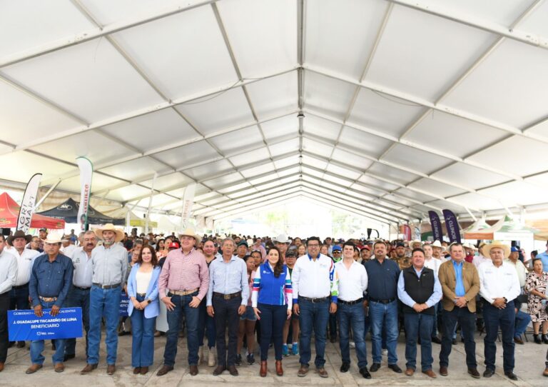 Gobernadora de Aguascalientes encabezó la entrega de semilla mejorada de maíz 