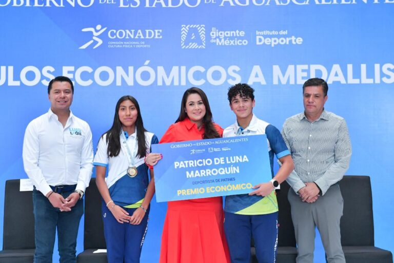 La gobernadora de Aguascalientes Teresa Jiménez entrega estímulos económicos a 232 medallistas