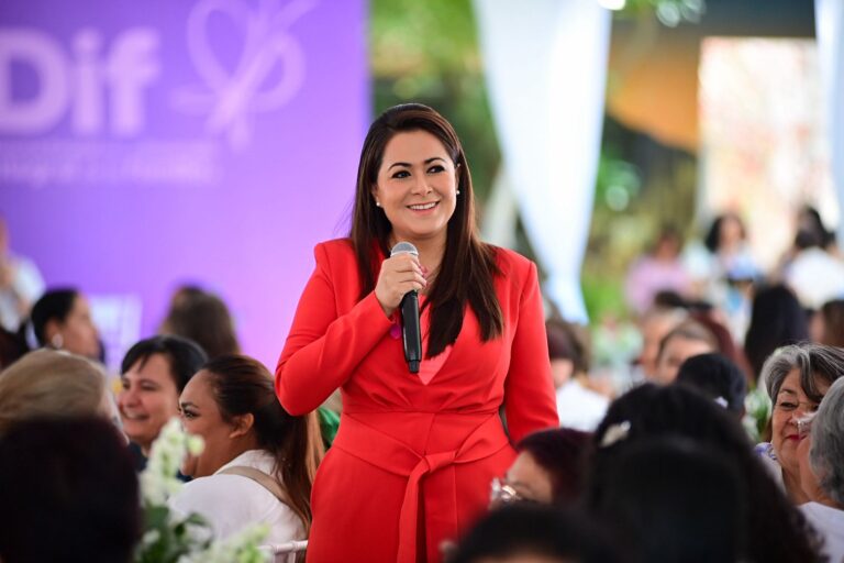 La gobernadora de Aguascalientes Teresa Jiménez festeja Día de las Madres con voluntarias del DIF