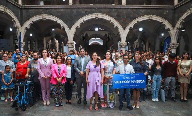 La gobernadora de Aguascalientes Teresa Jiménez y la fundación Telmex-Telcel entregan becas y apoyos