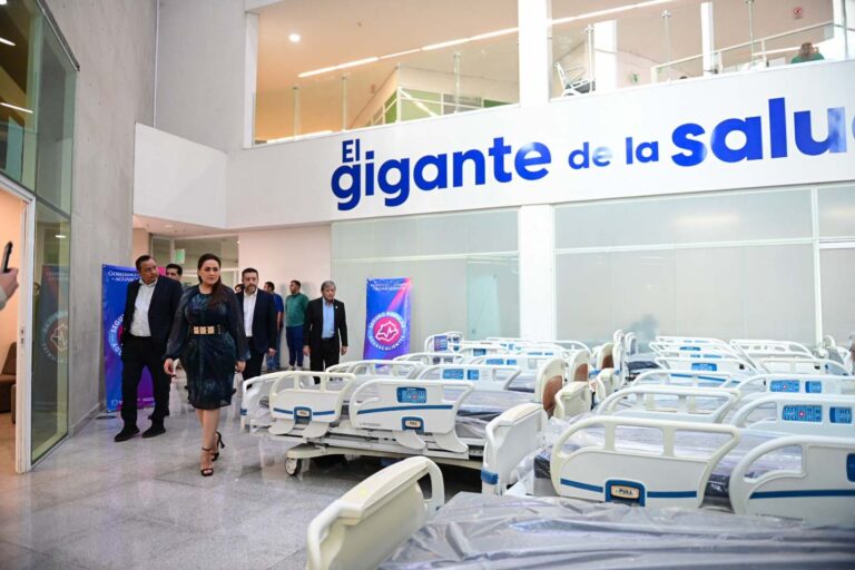 La gobernadora de Aguascalientes Teresa Jiménez entrega nuevo equipamiento a hospitales