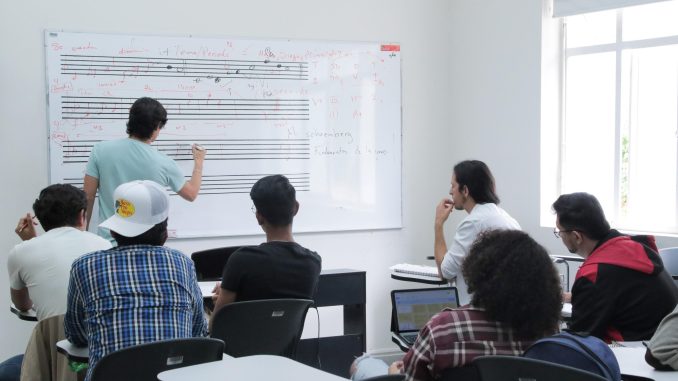 La evaluación formativa: un camino hacia la mejora educativa continua 