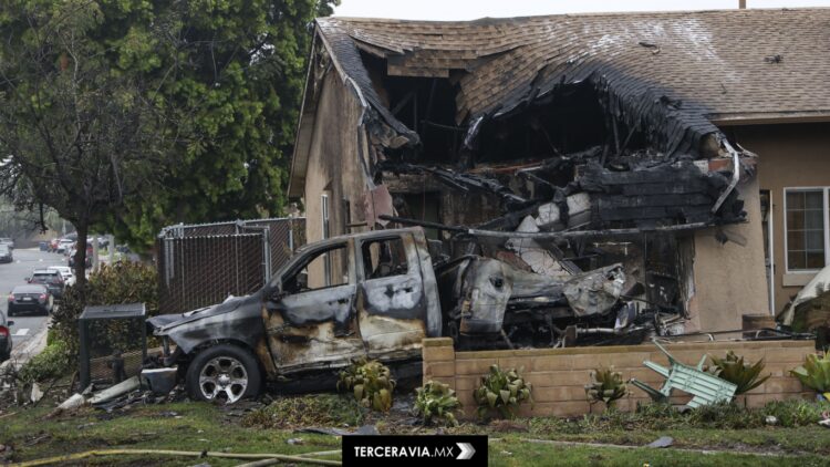 Cae avioneta en zona residencial de San Diego; hay víctimas y evacuaciones masivas