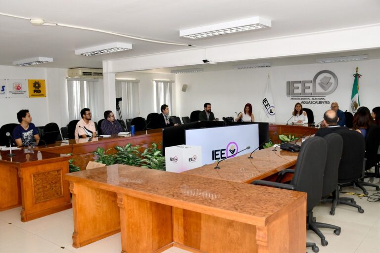 Designan y capacitan a personas moderadoras de Foros Judiciales del IEE