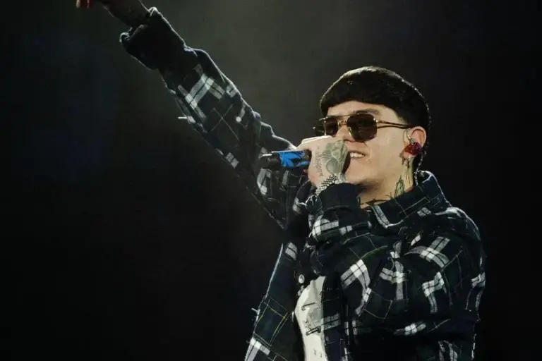 Le apagan el micrófono a Junior H en pleno concierto en la Feria de San Marcos 2025 por cantar un corrido