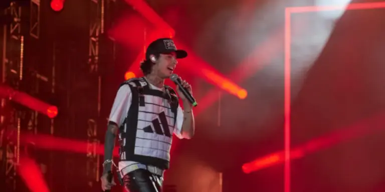 “Hagan algo ustedes, no vengan a pedírmelo a mí”: Natanael Cano desafía prohibición y canta narcocorridos en la Feria de San Marcos