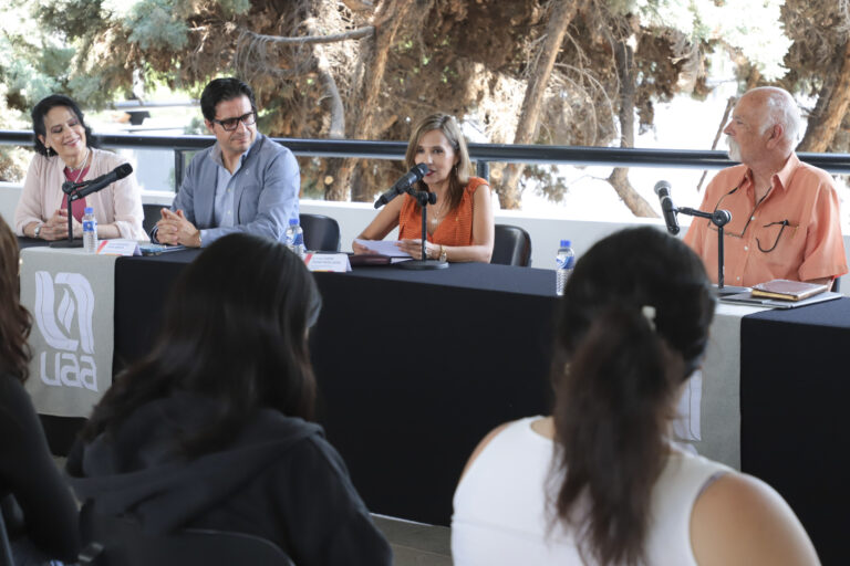 La familia del Dr. Pedro de Alba donó mil 557 documentos personales a la UAA