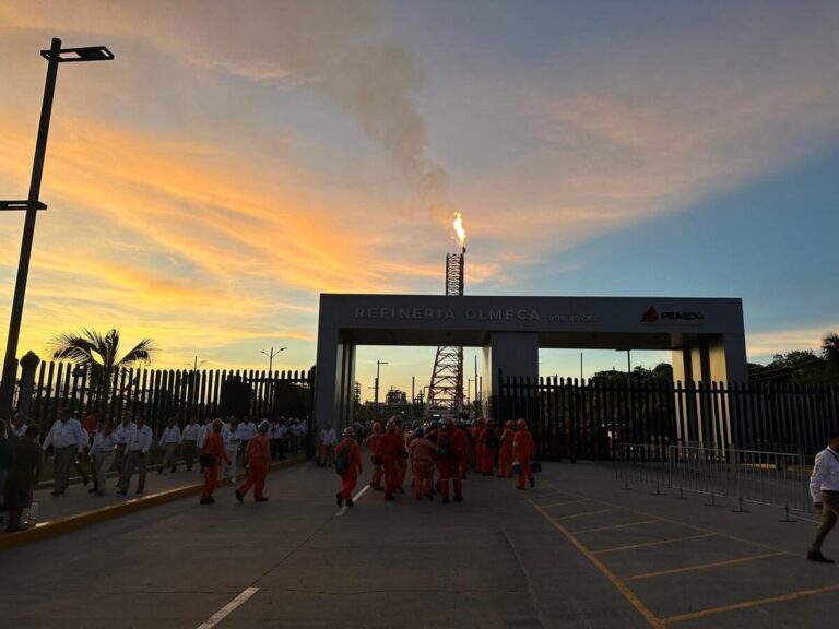 PEMEX atiende fuga en ducto de Terminal Marítima de Dos Bocas