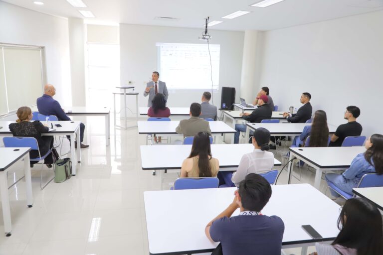 Egresado UAA inspira a jóvenes a través de Semillas de Luz