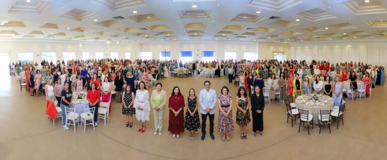 Rectora de la UAA encabeza celebración por el día de las madres