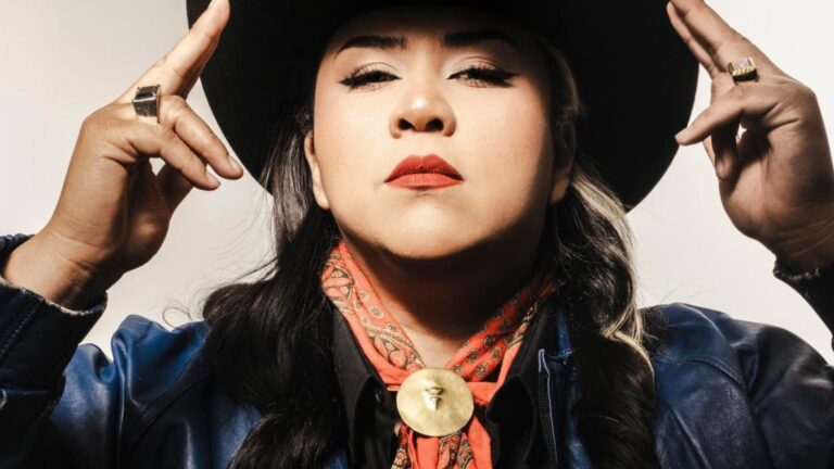 Vivir Quintana deconstruye el corrido y alza la voz de mujeres encarceladas en su nuevo disco