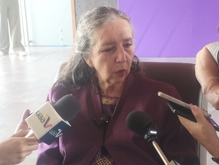 Se manifiestan grupos LGBT durante conferencia de Marcela Lagarde en Aguascalientes