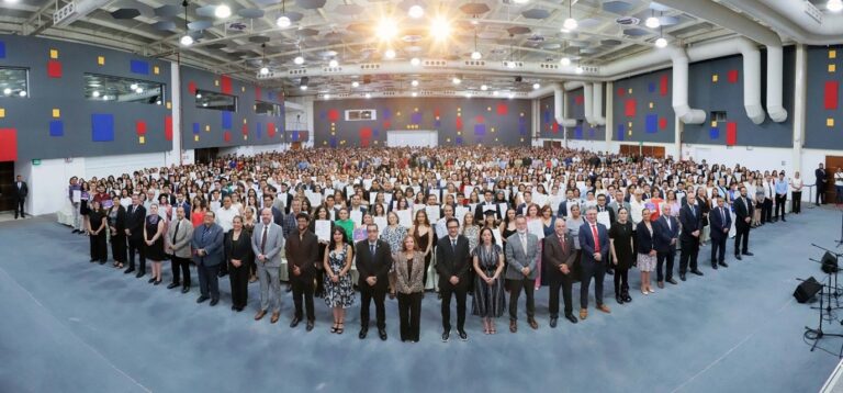 Egresados de la UAA celebran el comienzo de una nueva etapa