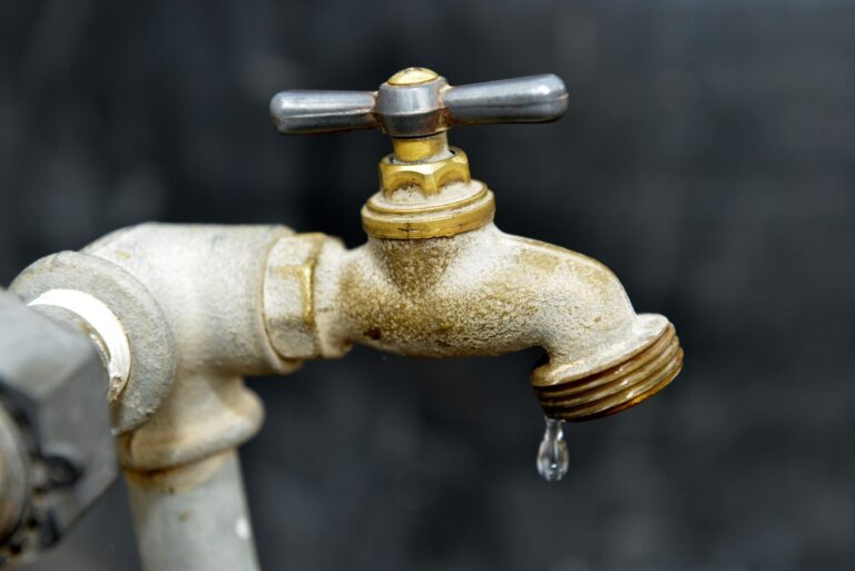 En Villa Sur pagan hasta 150 mil pesos por agua sin recibirla