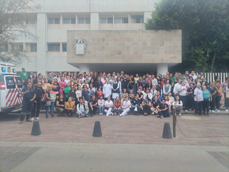 Personal de salud da su último recorrido en el Hospital Hidalgo en Aguascalientes