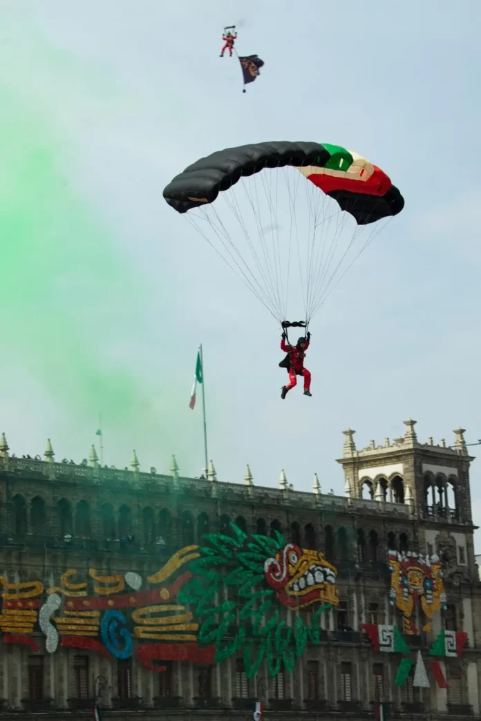 La boina roja que salta cuando México lo necesita