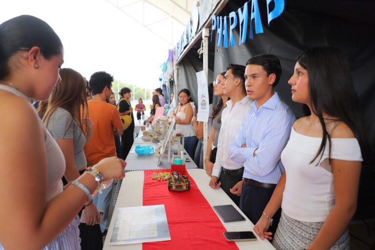 Creatividad y emprendimiento juvenil en la Feria de Emprendedores de la UAA