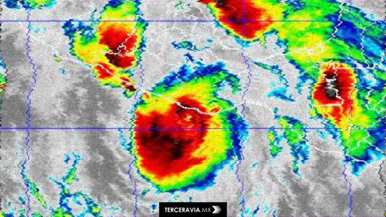 Huracán Erick alcanza categoría 4: activan planes de emergencia ante riesgo de deslaves e inundaciones