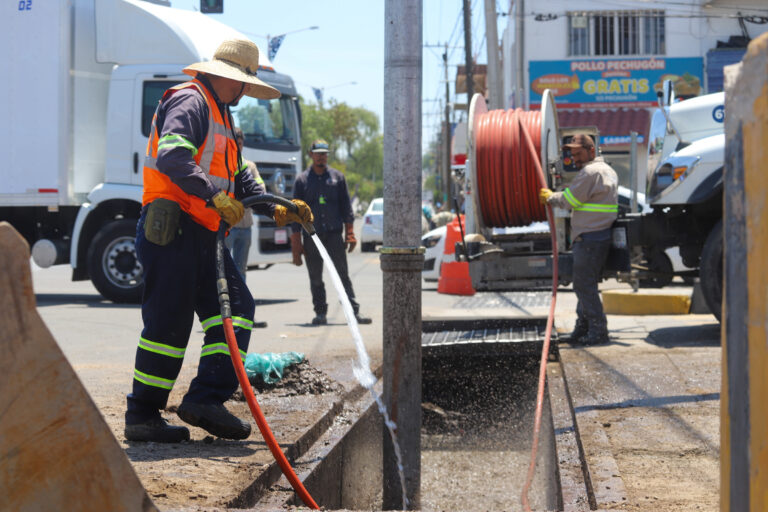 Municipio de Aguascalientes continúa con la limpieza y desazolve de alcantarillas y caimanes