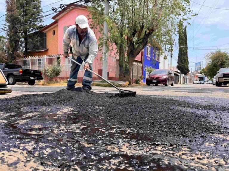 Trabajos intensificados de bacheo asfáltico en Aguascalientes ante temporada de lluvias
