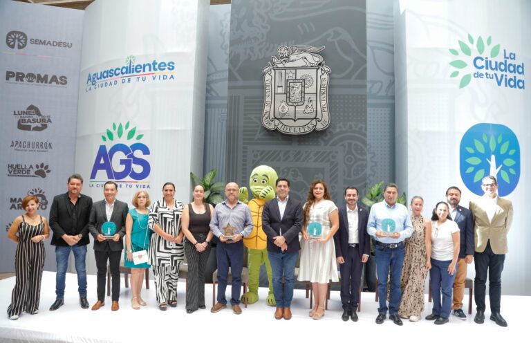 El presidente municipal Leonardo Montañez entrega premios PROMAS